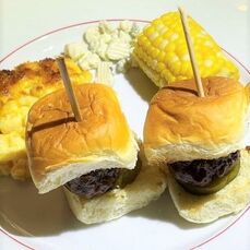 2 Sliders with macaroni & cheese and corn on the cobPicture