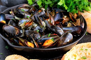 Mussels in a bowl with bread